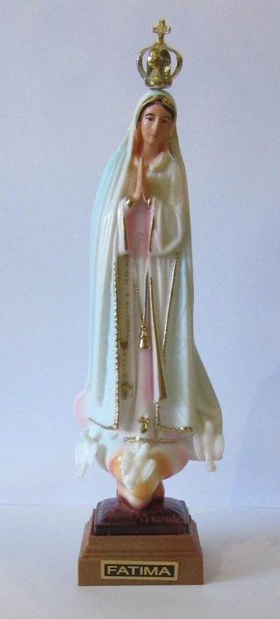 Estátua branca e rosa de Nossa Senhora de Fátima com coroa dourada e base castanha com placa FATIMA.