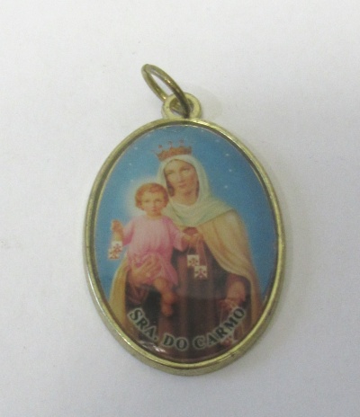 Medalha oval metálica de Nossa Senhora do Carmo com Menino Jesus