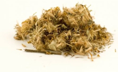 Pequenos pedaços de madeira ou fibras secas castanhas e bege claro com textura rústica