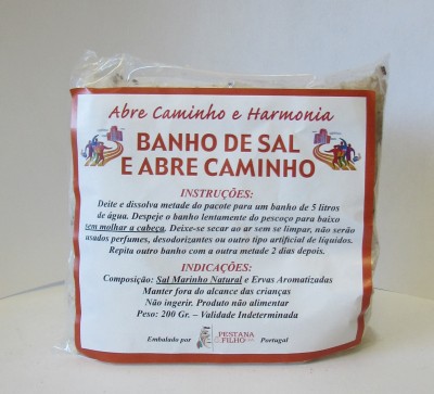 Pacote de banho de sal com ervas aromatizadas e etiqueta com texto em português