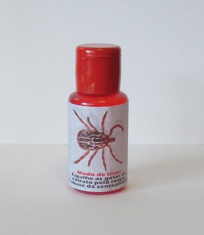 Frasco pequeno vermelho com etiqueta branca e imagem de carrapato