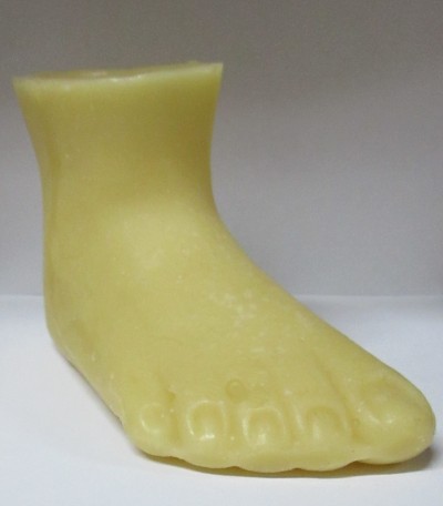 Moldes em forma de pé amarelo com a palavra 'daniels'