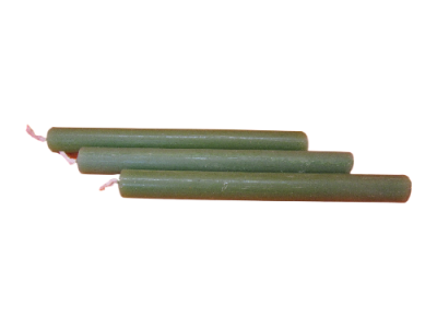 Três velas verdes cilíndricas com pavios sobre fundo branco