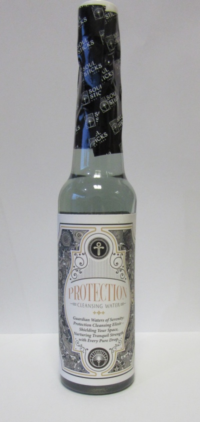 Garrafa com líquido claro e rótulo vintage sobre fundo branco