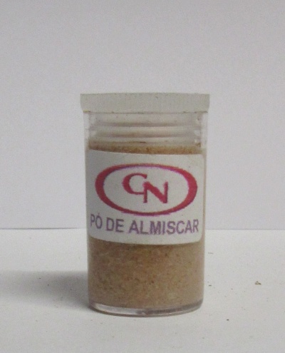 Frasco com pó de almíscar e etiqueta com texto CN PÓ DE ALMISCAR