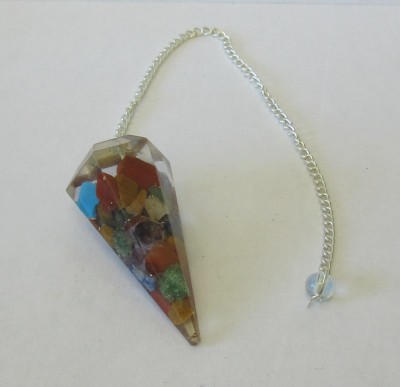 Pêndulo em resina transparente com inclusões coloridas e corrente prateada