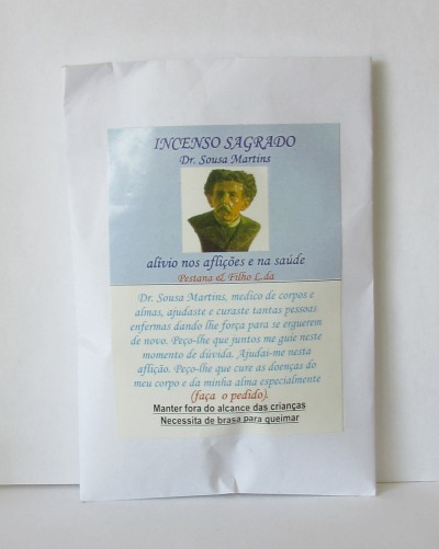 Pacote branco com etiqueta de incenso sagrado Dr. Sousa Martins com texto explicativo em português