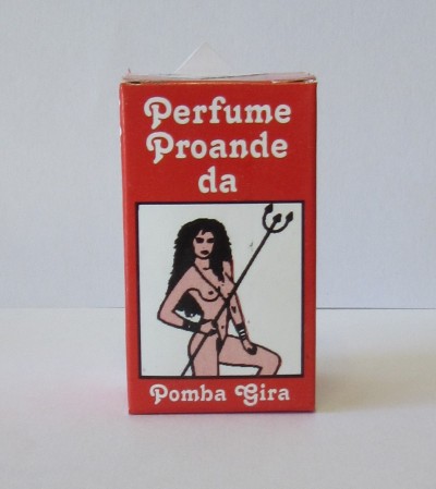 Embalagem vermelha de perfume com ilustração e texto Perfume Proande da Pomba Gira