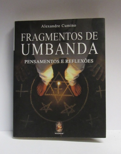 Capa de livro FRAGMENTOS DE UMBANDA com símbolos místicos e texto do título em branco