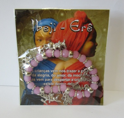 Pulseira de contas cor de rosa com detalhes prateados em embalagem com imagem de crianças e texto