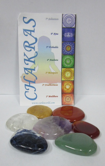 Conjunto de pedras polidas coloridas para chakras com cartão informativo