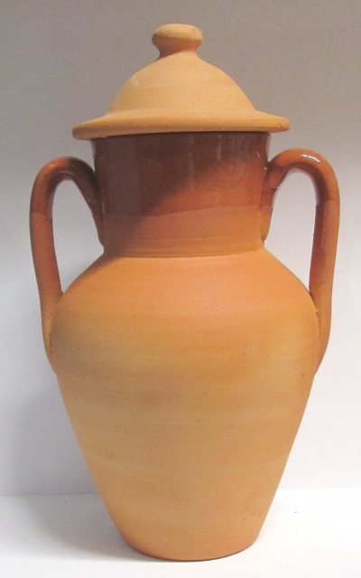 Jarro de cerâmica castanho e bege com tampa e duas alças