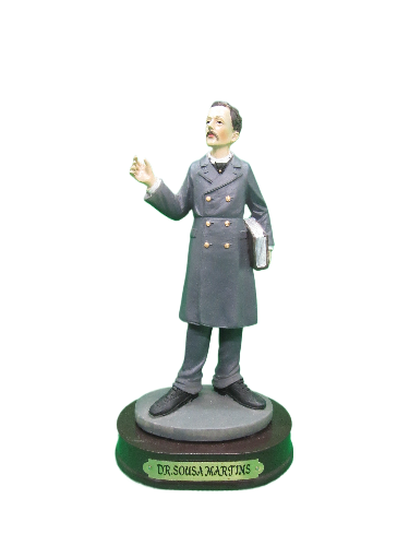 Estátua de Dr. Sousa Martins em sobretudo cinzento com base redonda e nome na placa