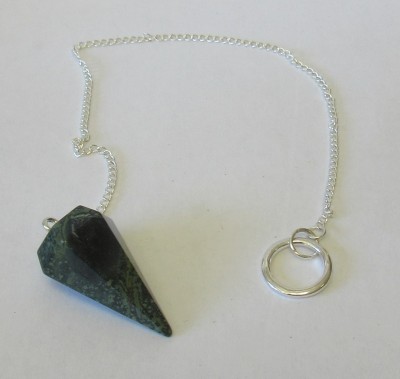 Pêndulo de pedra verde escura com corrente prateada.