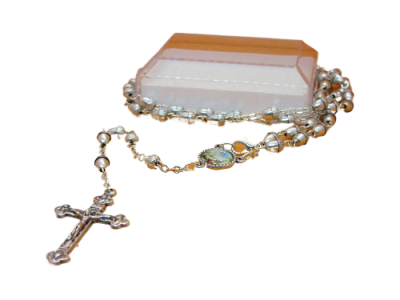 Terço católico prateado com crucifixo e medalha sobre base branca