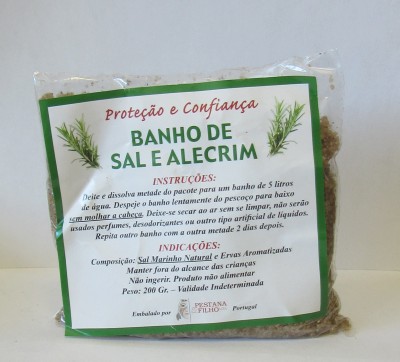 Pacote de sal aromatizado com alecrim para banho com rótulo em português