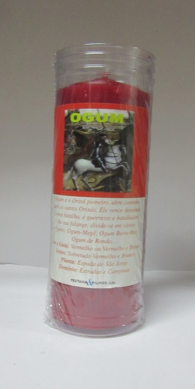 Vela vermelha em embalagem plástica com etiqueta escrita OGUM e imagem de cavaleiro a cavalo branco
