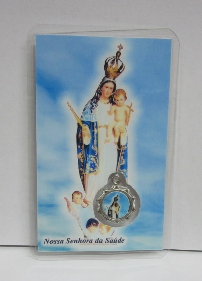 Nossa Senhora da Saúde com medalhão em cartão com fundo de céu azul