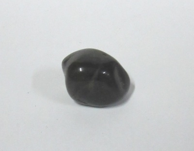 Pedra preta lisa e polida sobre fundo branco