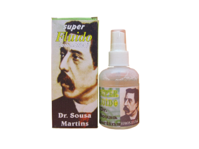 Frasco de spray com rótulo verde e caixa com imagem de homem e texto em português