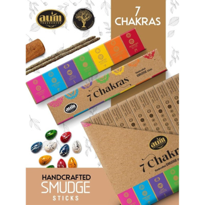 Embalagens coloridas de incensos 7 Chakras com bastões e pedras coloridas, texto HANDCRAFTED SMUDGE STICKS, logotipos da marca