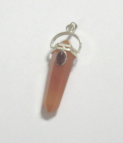 Pingente de cristal castanho com aro metálico e pedra roxa