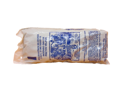 Embalagem branca de tecido com impressão azul com texto e desenhos de feijão preto sobre fundo escuro