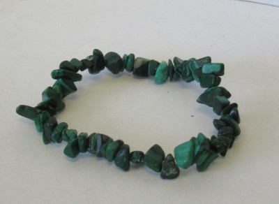 Pulseira de pedras verdes irregulares sobre superfície branca