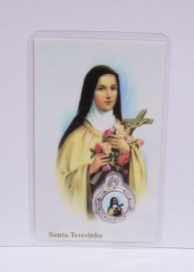 Cartão religioso com imagem de Santa Teresinha e medalha de Jesus