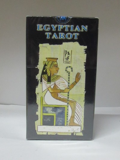 Caixa preta de tarot com figura egípcia sentada e texto Egyptian Tarot