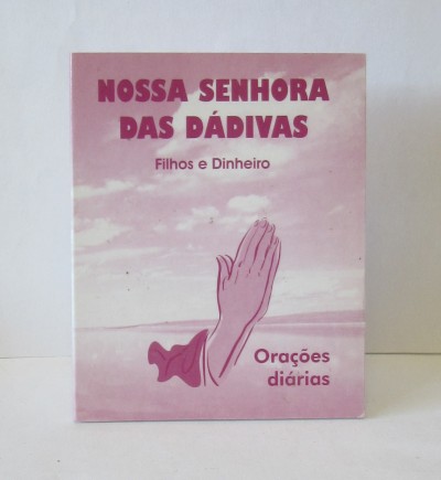 Livro rosa claro com mãos em oração e título 