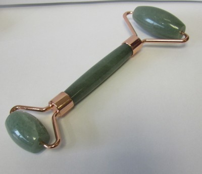 Rolo de massagem facial em pedra verde e metal dourado