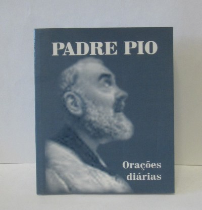 Livro azul com foto em preto e branco de homem de barba e texto PADRE PIO Orações diárias