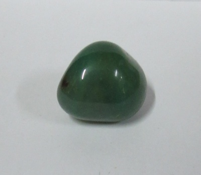 Pedra polida verde com superfície brilhante sobre fundo branco