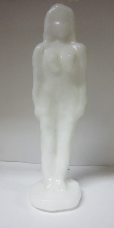 Vela branca em forma de figura humana em pé