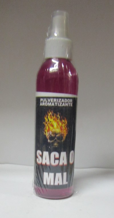 Pulverizador aromatizante com líquido rosa e rótulo preto 'SACA O MAL'