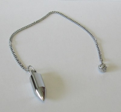 Corrente metálica prateada com peso cónico e esfera decorativa