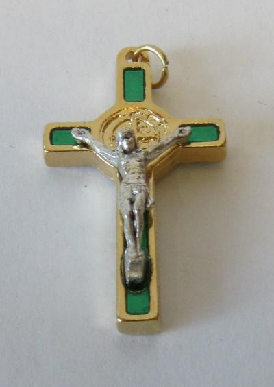 Pendente cruz dourada com detalhes verdes e figura de Cristo prateada