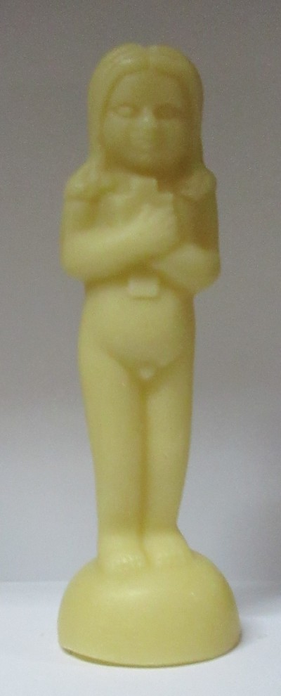 Escultura amarela de figura humana com braços cruzados em base arredondada