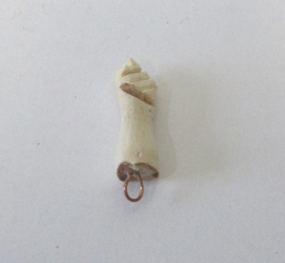 Pingente pequeno em forma de mão branca com argola de metal