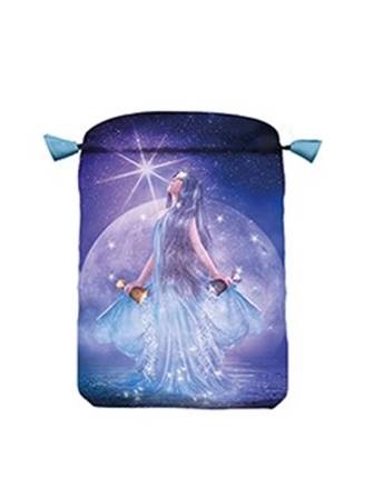 Saco com cordão azul e ilustração feminina diante de lua e estrelas