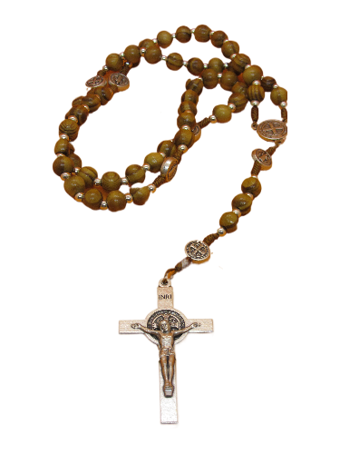 Rosário de contas castanhas de madeira com crucifixo metalizado