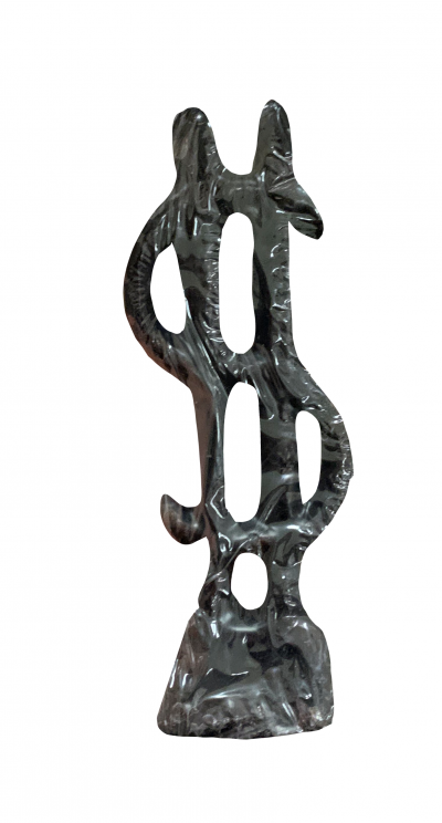 Escultura abstrata cinzenta com efeito marmoreado e várias aberturas.