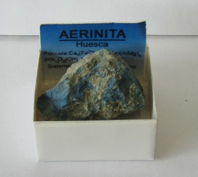 Rochedo mineral azul cinzento em caixinha com etiqueta