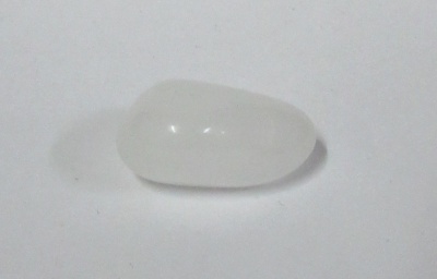 Cápsula medicinal translúcida branca numa superfície branca