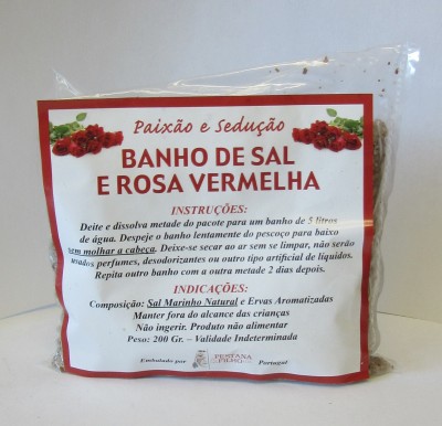 Pacote de banho de sal e rosa vermelha com etiqueta em português em fundo branco