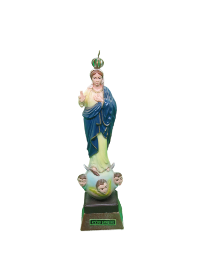 Estátua religiosa Nossa Senhora do Sameiro com manto azul e anjos na base