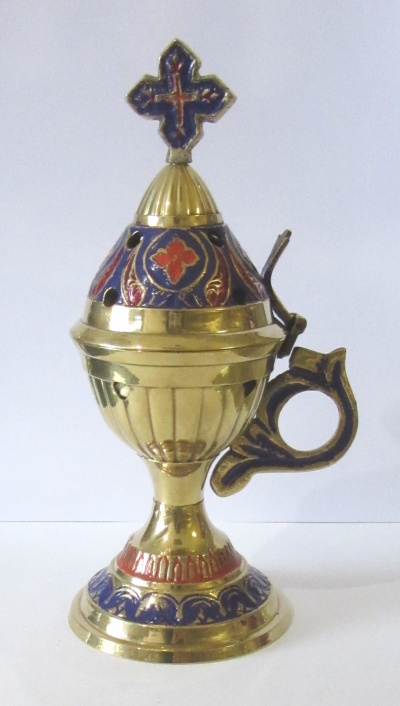 Incensário dourado com decoração colorida e cruz no topo