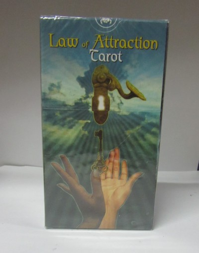 Caixa de baralho de tarot Law of Attraction Tarot com ilustração de mãos e chave dourada em fundo azul