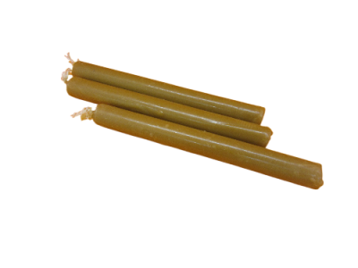 Três velas castanhas com pavios expostos